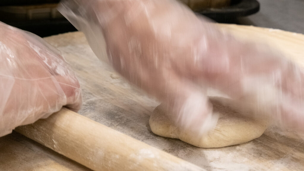 ホットドッグのパンを作る写真03